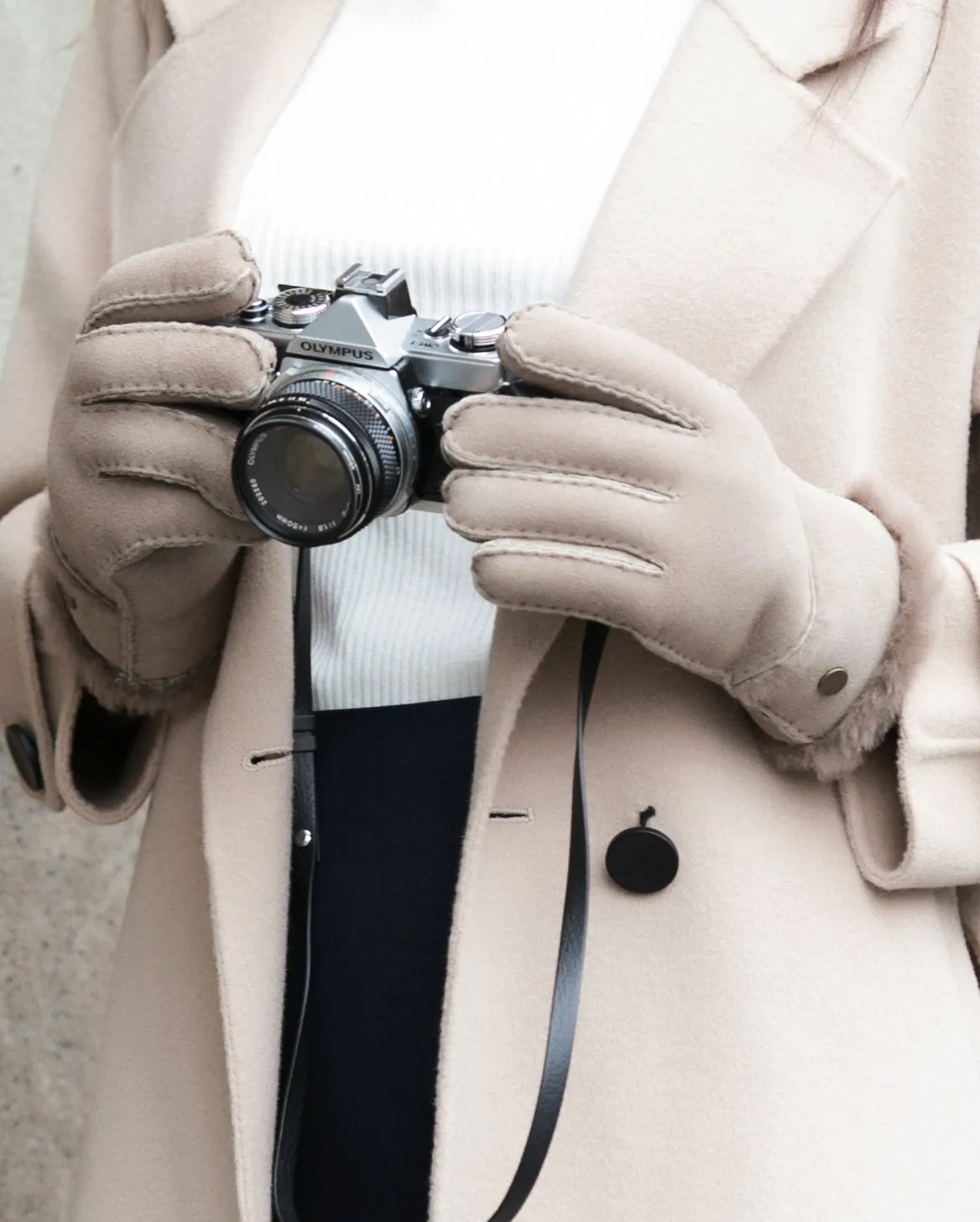 Sure! Here’s an optimized title for the product:

YISEVEN Womens Luxurious Sheepskin Shearling Leather Gloves - Warm, Stylish, Winter Essential Handwear

Feel free to adjust any specific terms to better suit your branding!